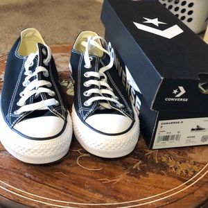 Black size 7 female converse